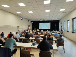 Vortag mit Beamer und Leinwand